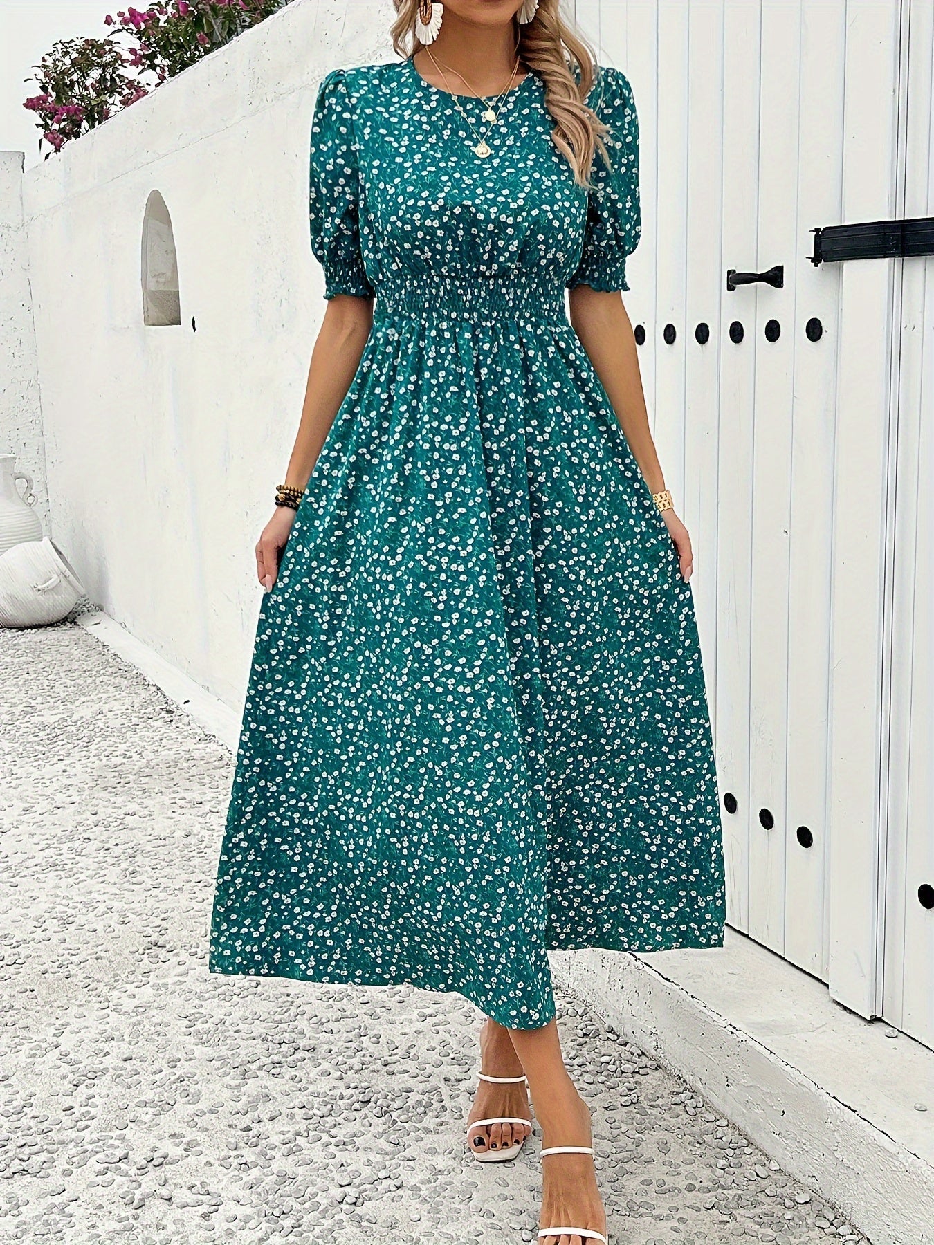 Elegante abito floreale, top aderente e gonna ampia