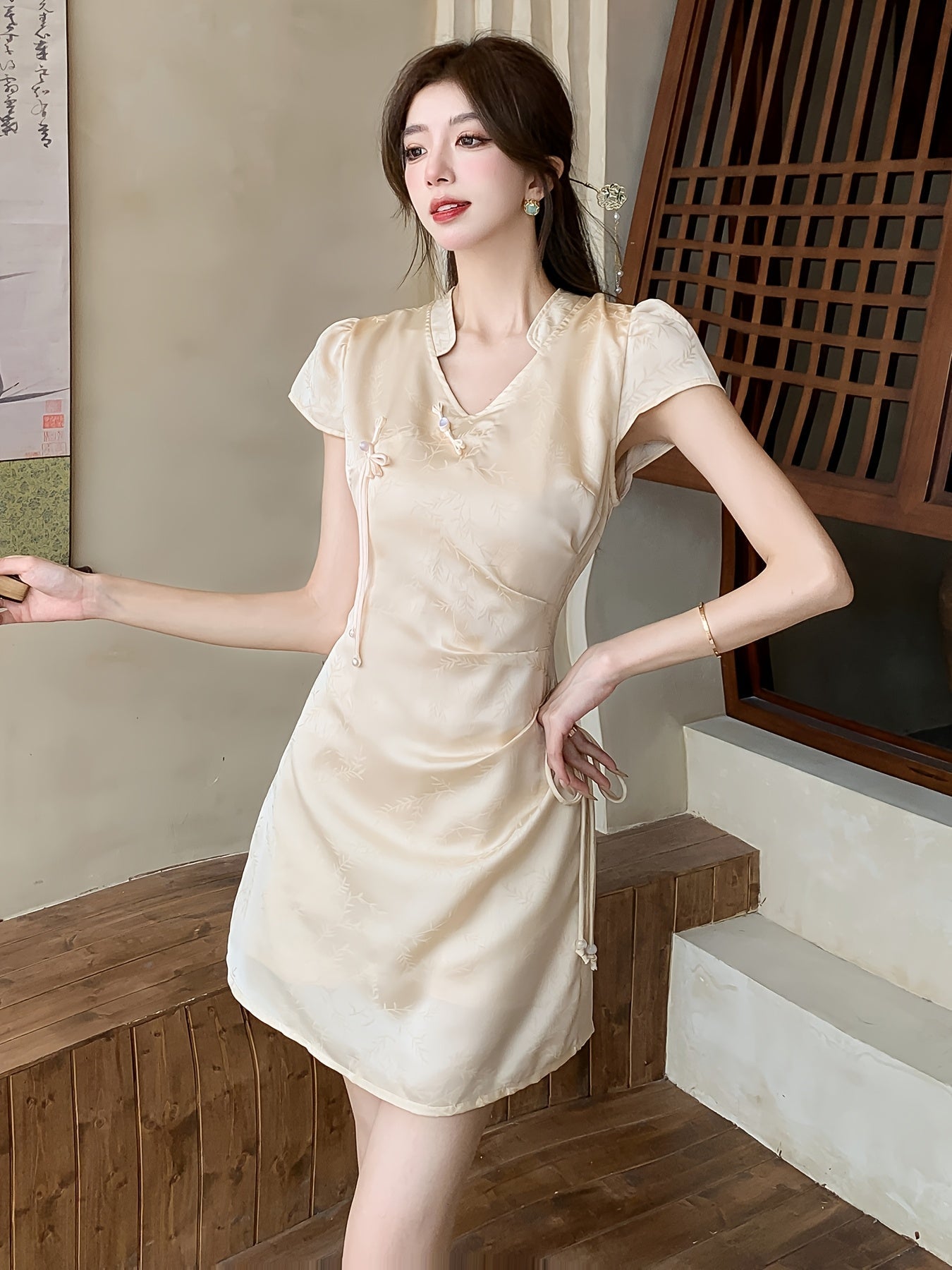 Elegante abito estivo in raso - Beige, scollo a V, maniche corte, coulisse in vita, linea ad A