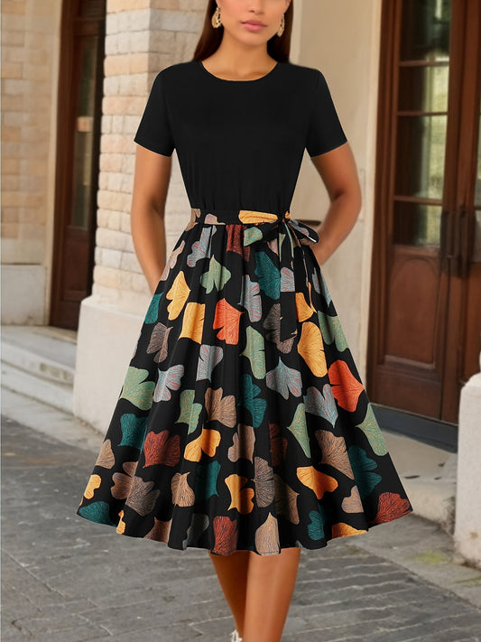 Elegante abito estivo con stampa floreale - maniche corte, scollatura rotonda, vestibilità sartoriale