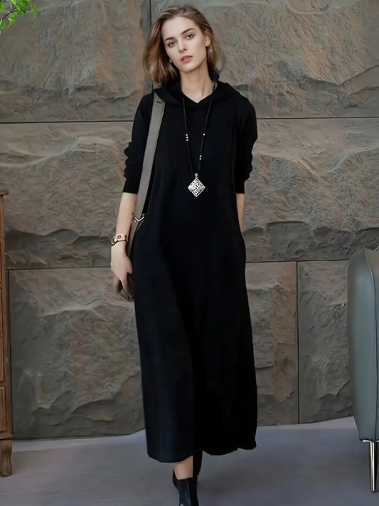 Elegante abito da donna in maglia con cappuccio - slim-fit, versatile ed elegante