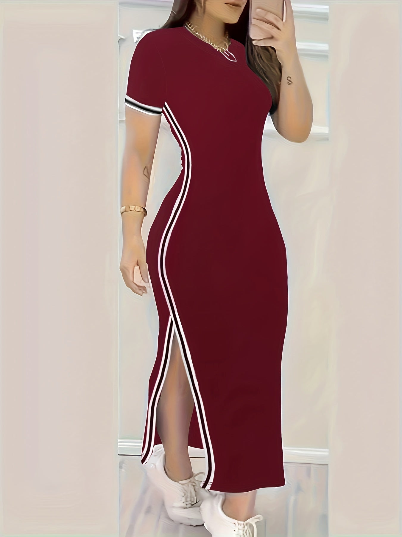 Elegante abito bodycon con orlo a contrasto - maniche corte e aderente alla figura