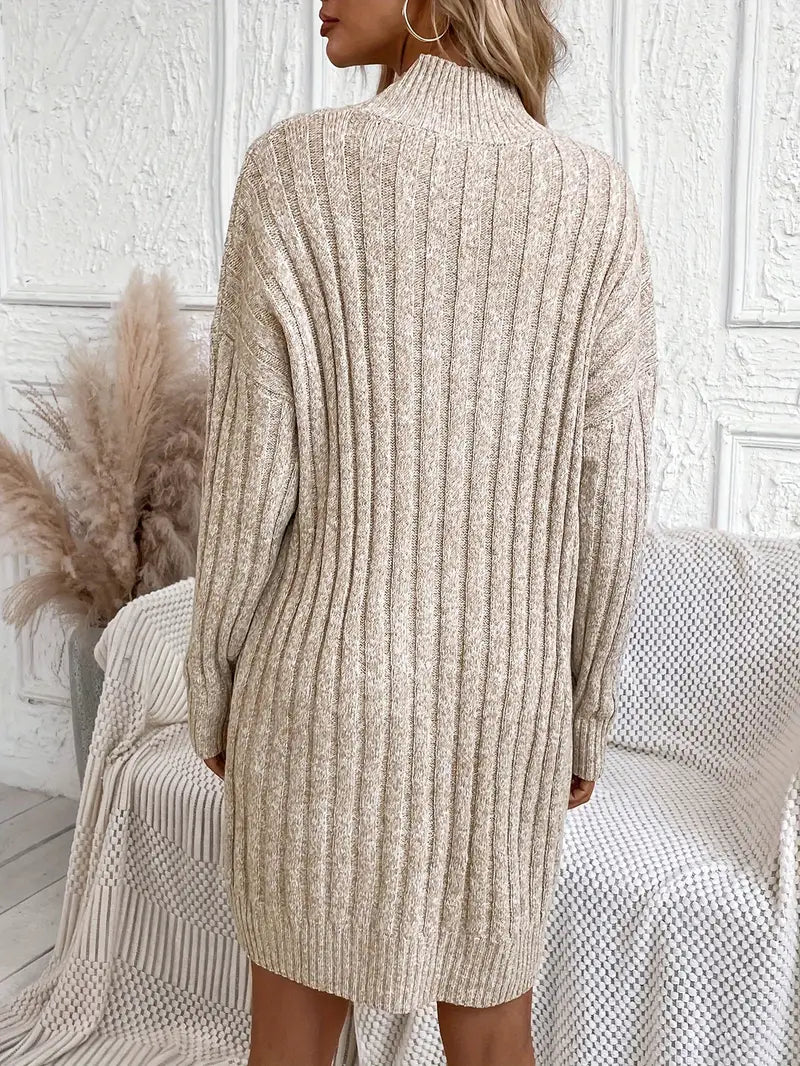 Abito moderno con orlo svasato e scollatura alta in maglia a coste