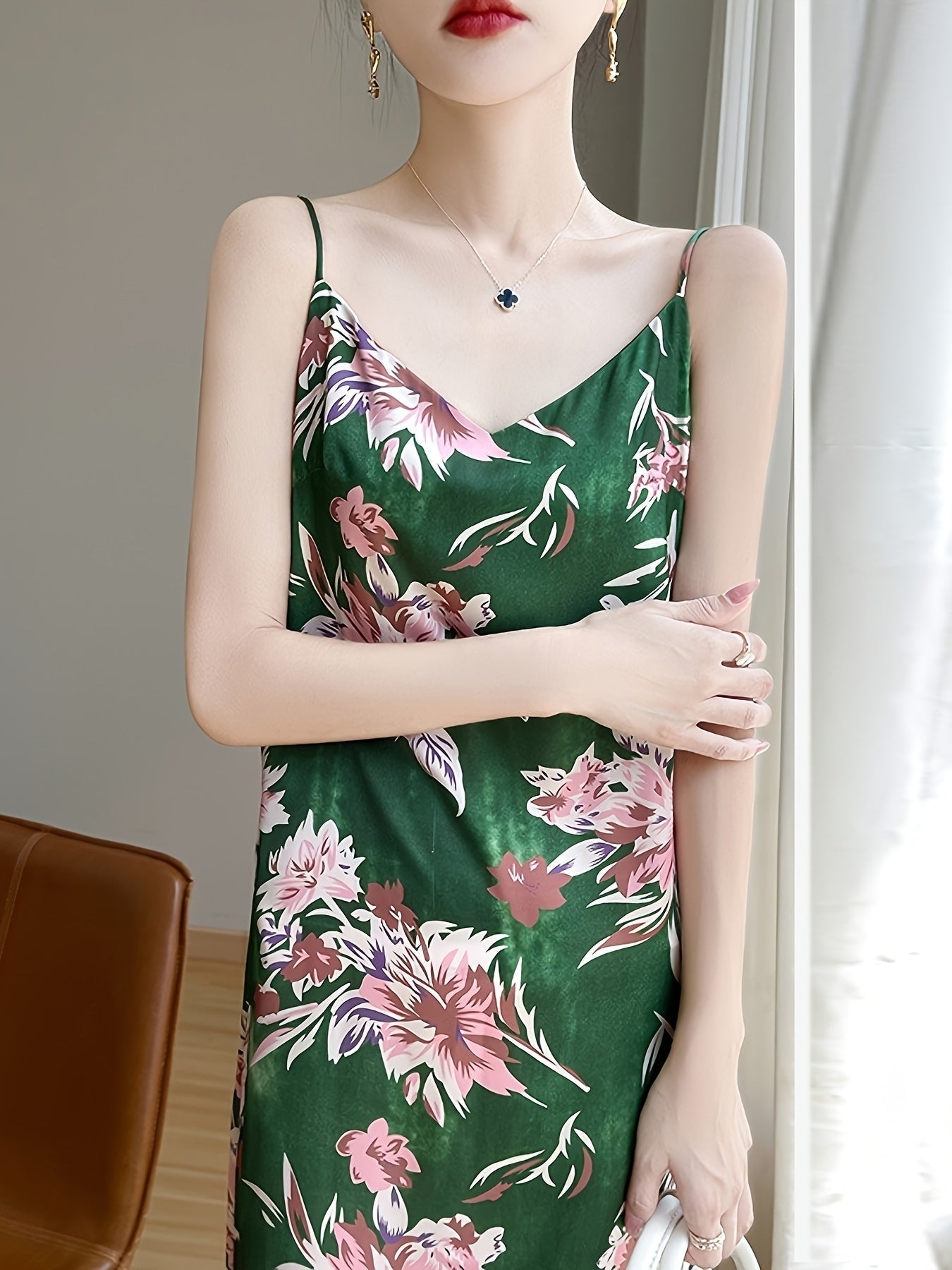 Abito midi in raso con motivo floreale - Scollo a V, Senza maniche, Linea A, Traspirante