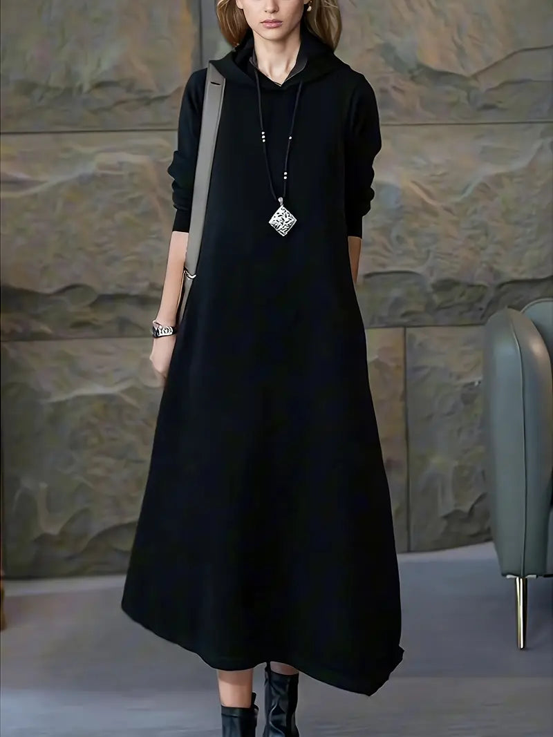 Elegante abito da donna in maglia con cappuccio - slim-fit, versatile ed elegante