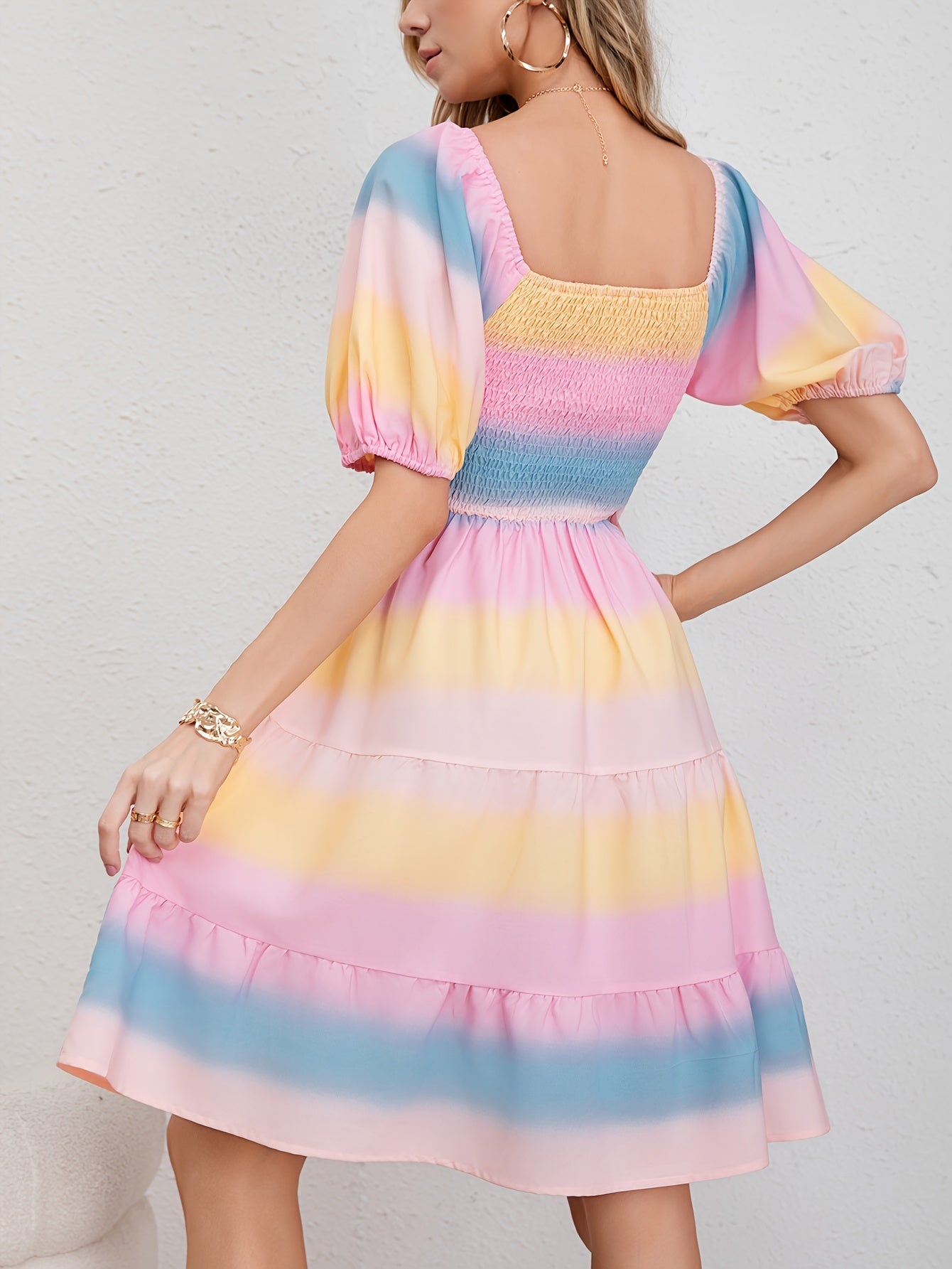 Abito estivo midi a righe - fuori dalla spalla, maniche corte e orlo a balze