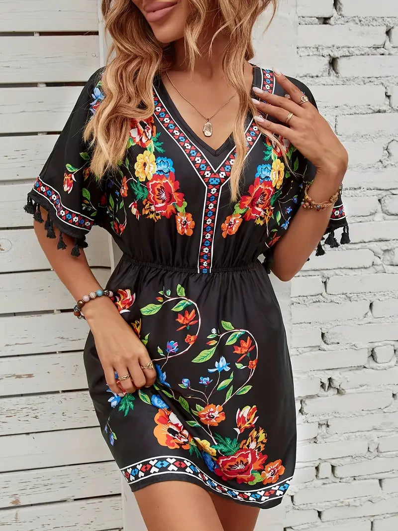 Elegante abito da donna con scollo a V e motivo floreale con nappe