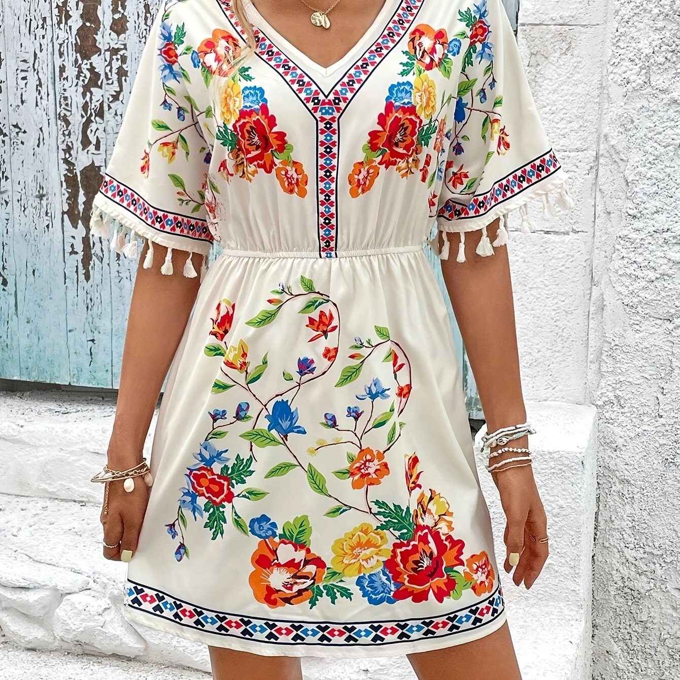 Abito con scollo a punta, motivo a quadri e nappe, eleganti maniche corte