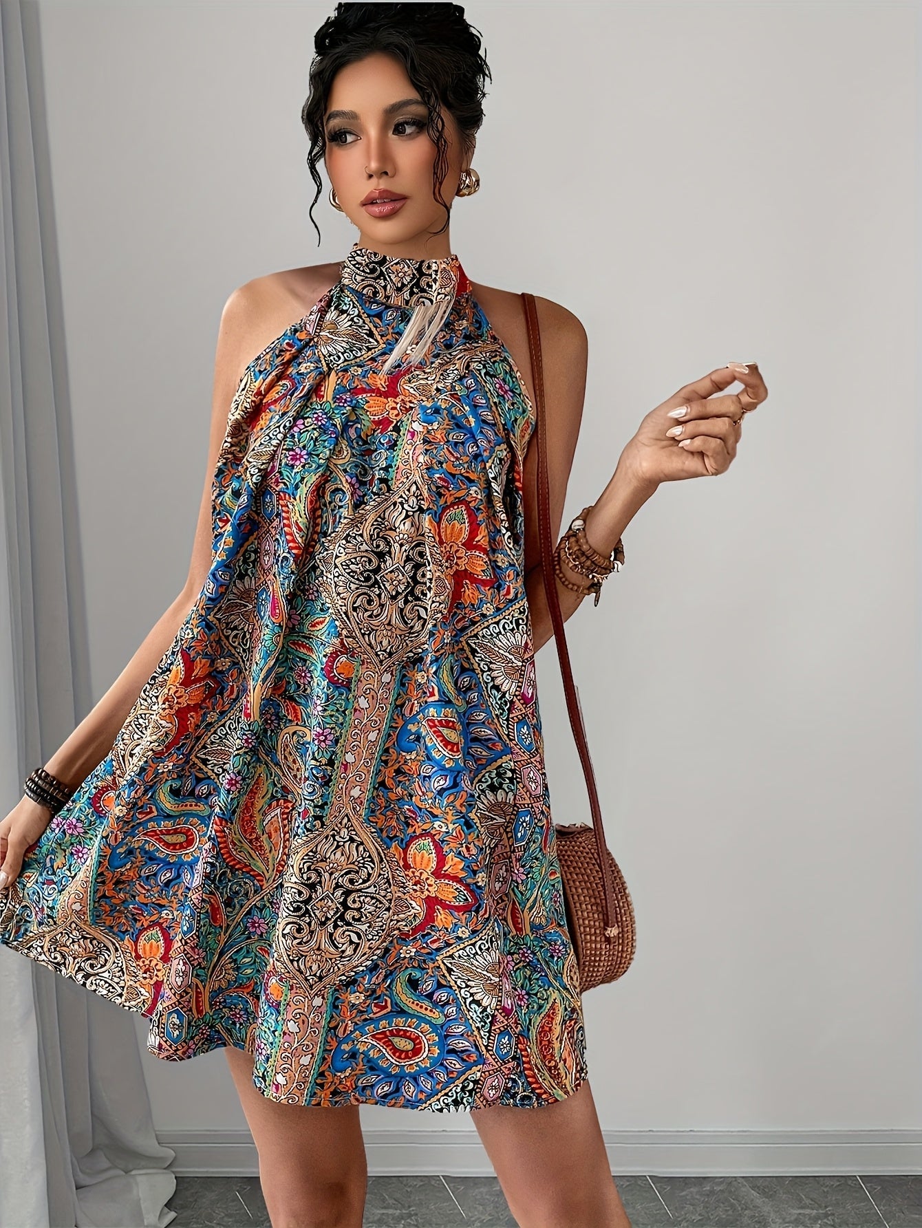 Elegante abito midi a motivi geometrici con accenti dorati