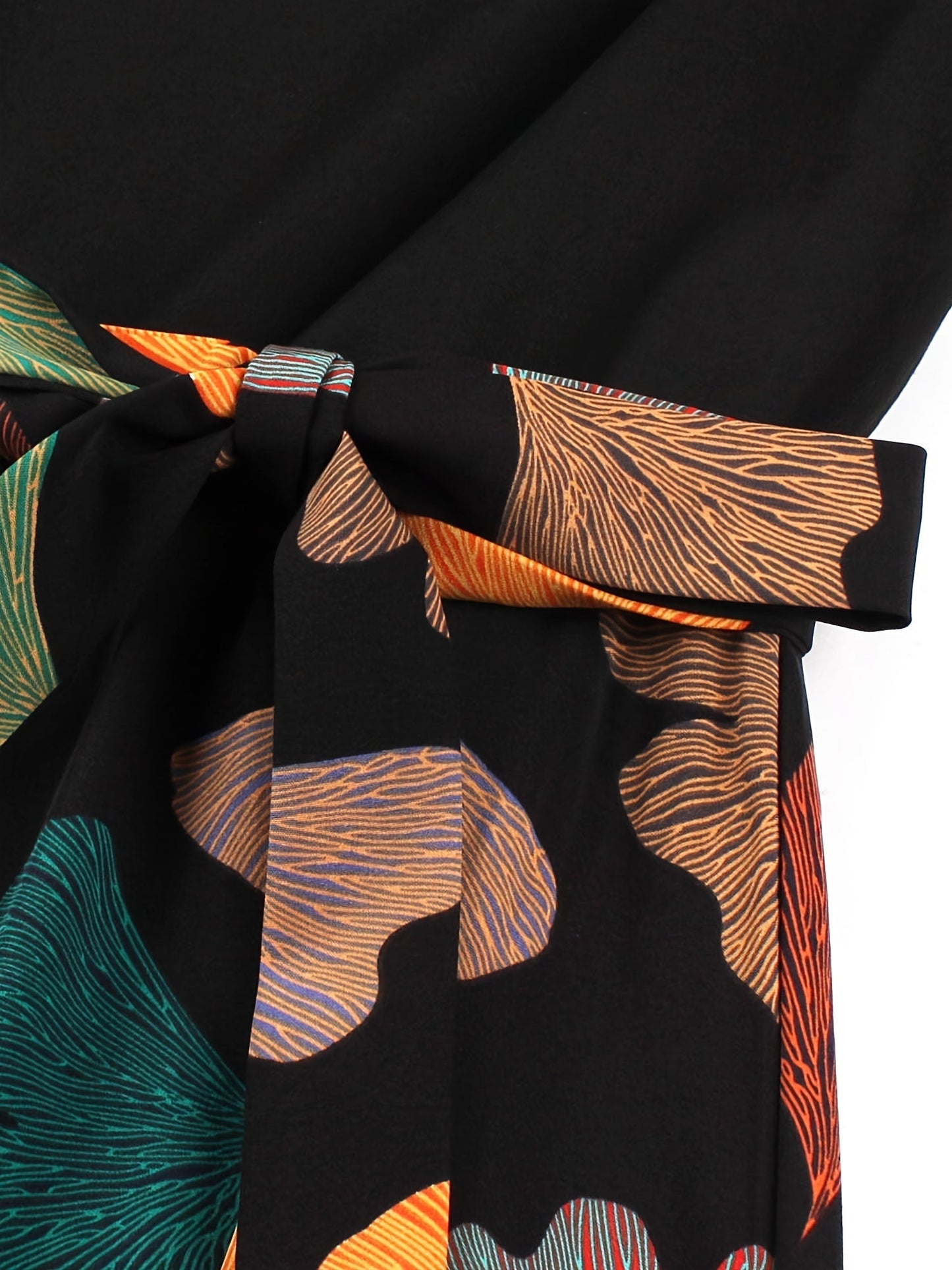 Elegante abito estivo con stampa floreale - maniche corte, scollatura rotonda, vestibilità sartoriale