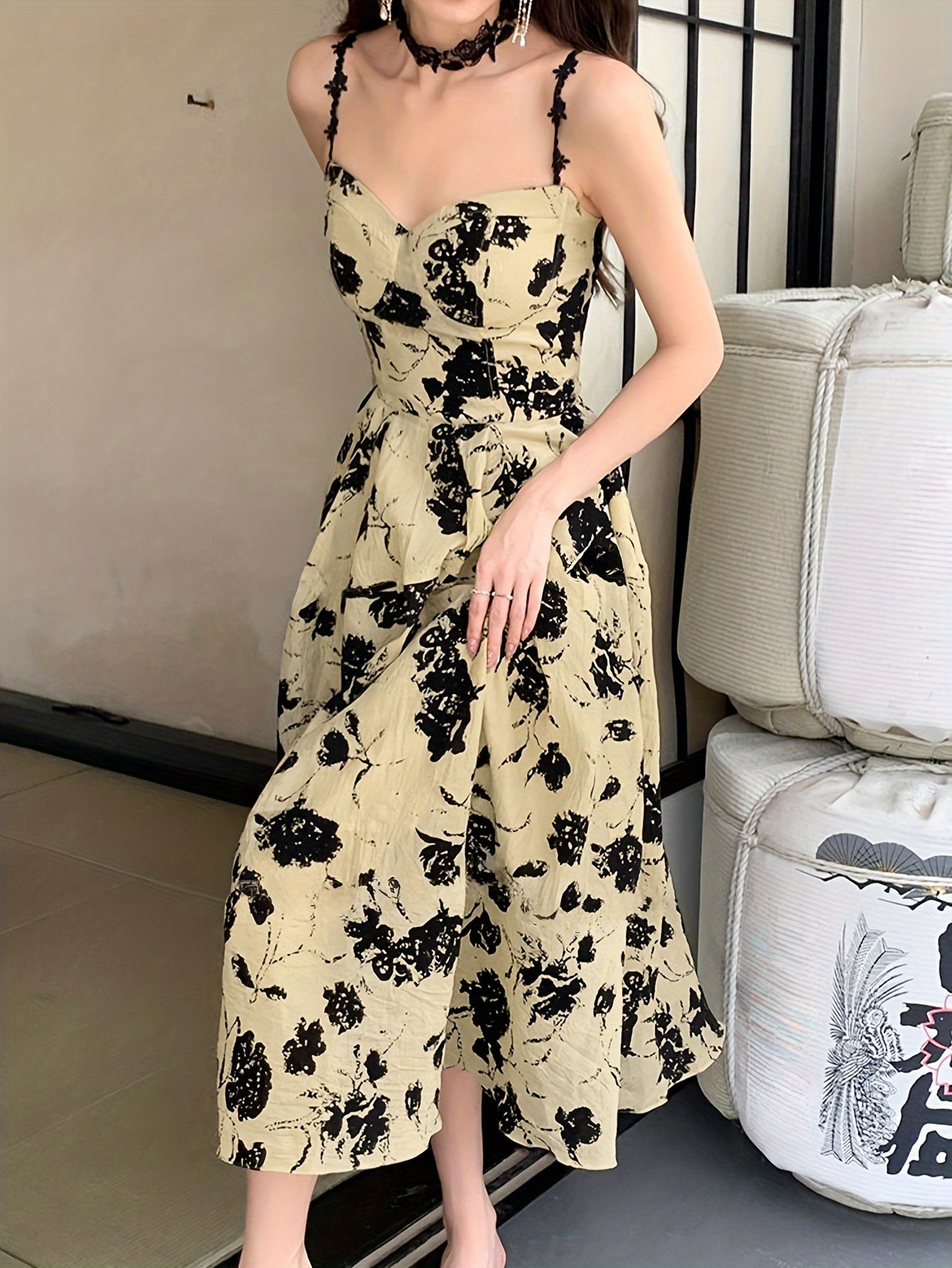 Elegante abito floreale con bretelle - Senza maniche, linea ad A