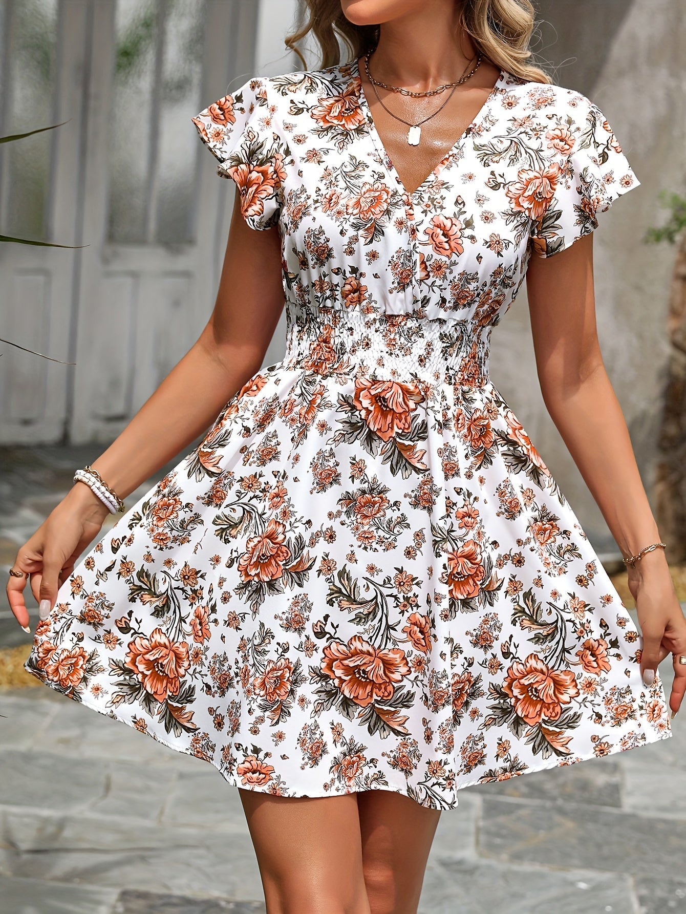 Abito floreale - Abito elegante con maniche a balze, scollatura a V e vita smocked per l'estate