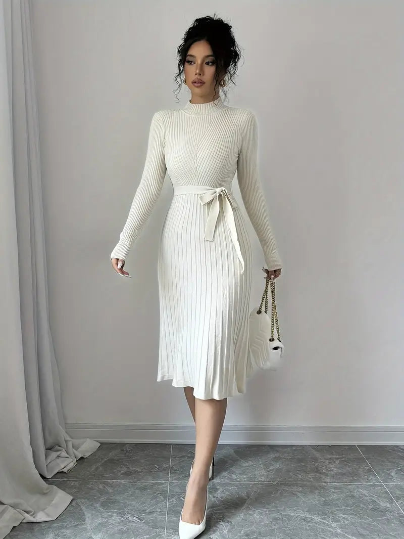 Abito in maglia di viscosa con collo alto e cintura di sicurezza