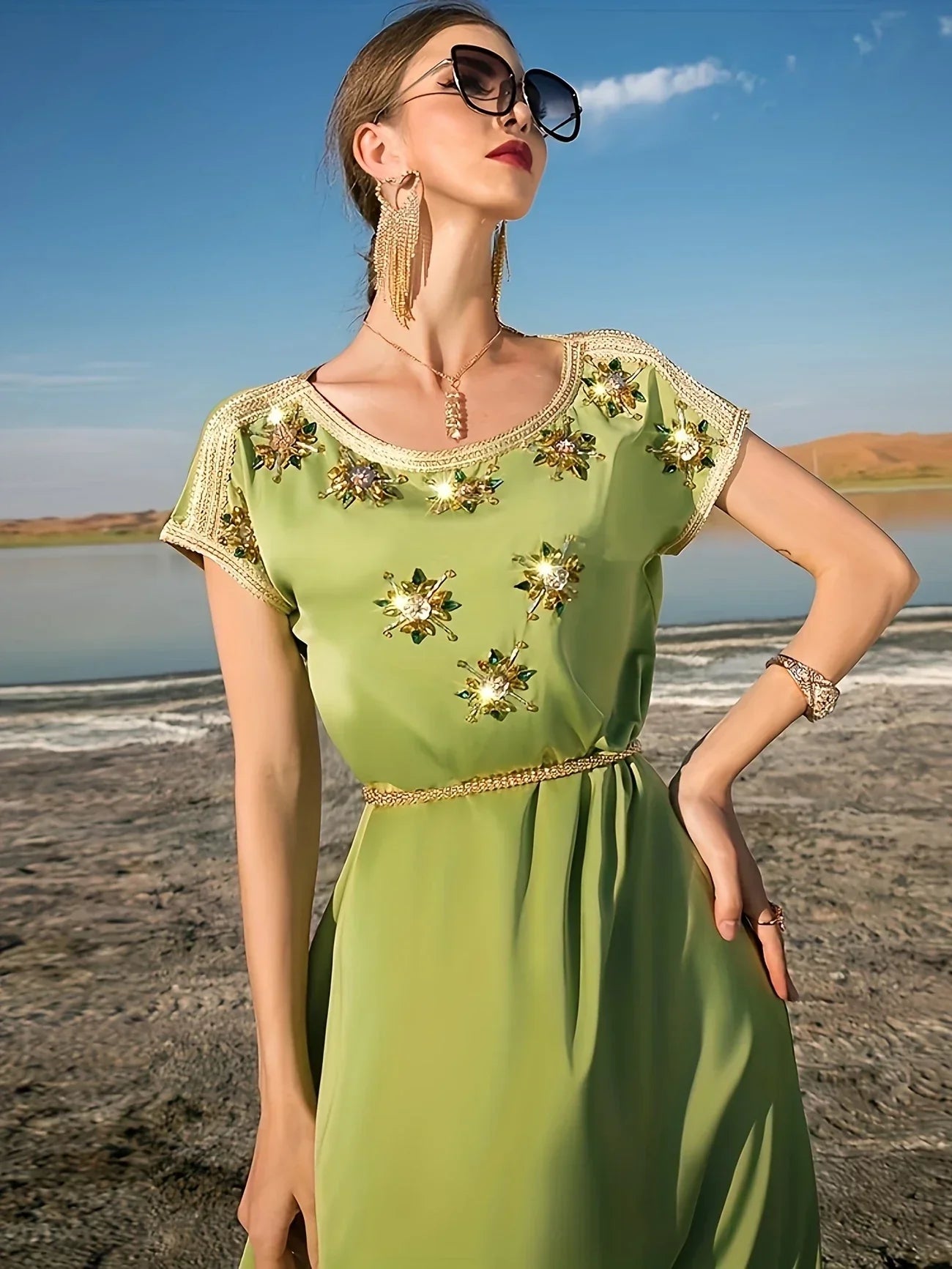 Abito midi in raso verde avocado - zirconi impreziositi a mano, abito da cocktail elegante e scintillante