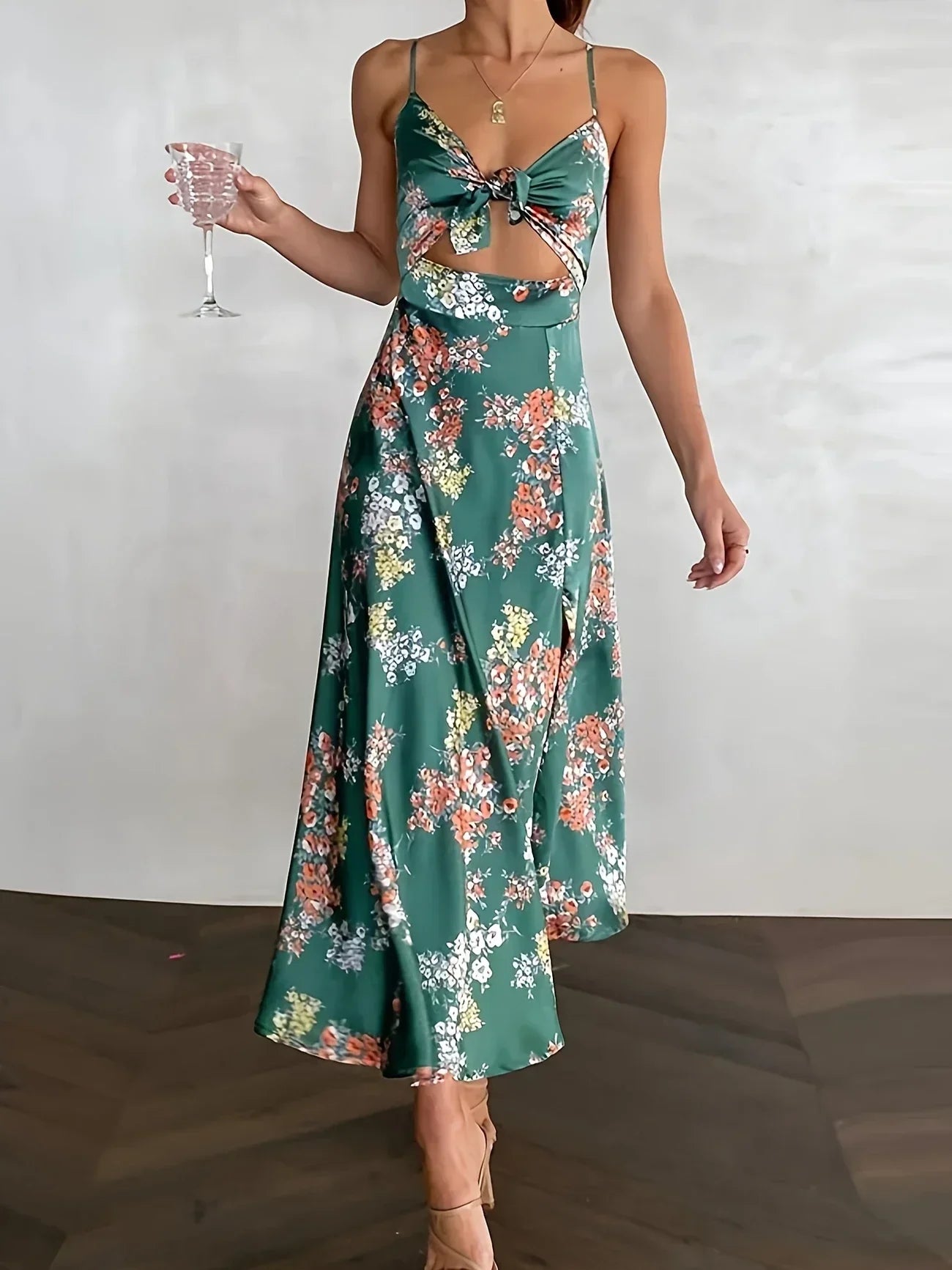 Maxi abito in raso francese - con motivo floreale, orlo asimmetrico, senza maniche, arioso ed elegante per le feste estive