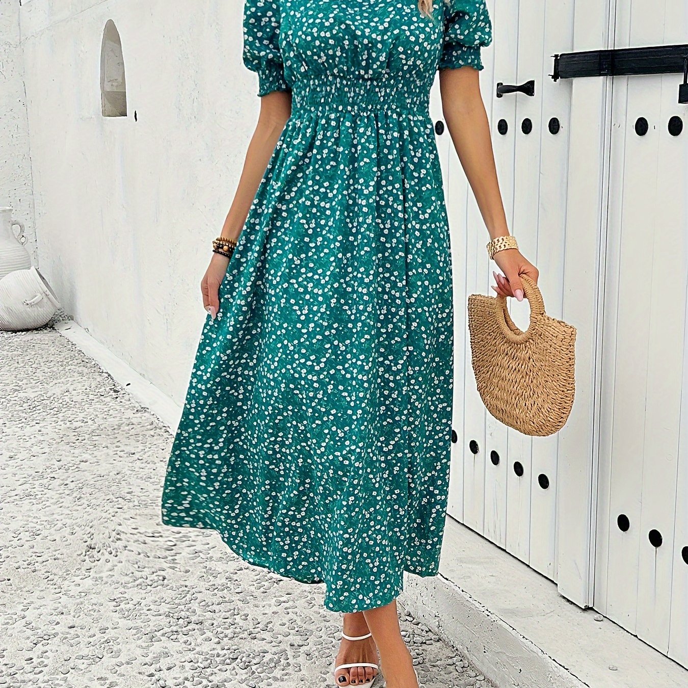 Elegante abito floreale, top aderente e gonna ampia