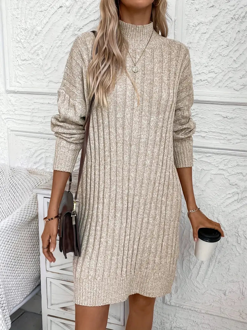 Abito moderno con orlo svasato e scollatura alta in maglia a coste