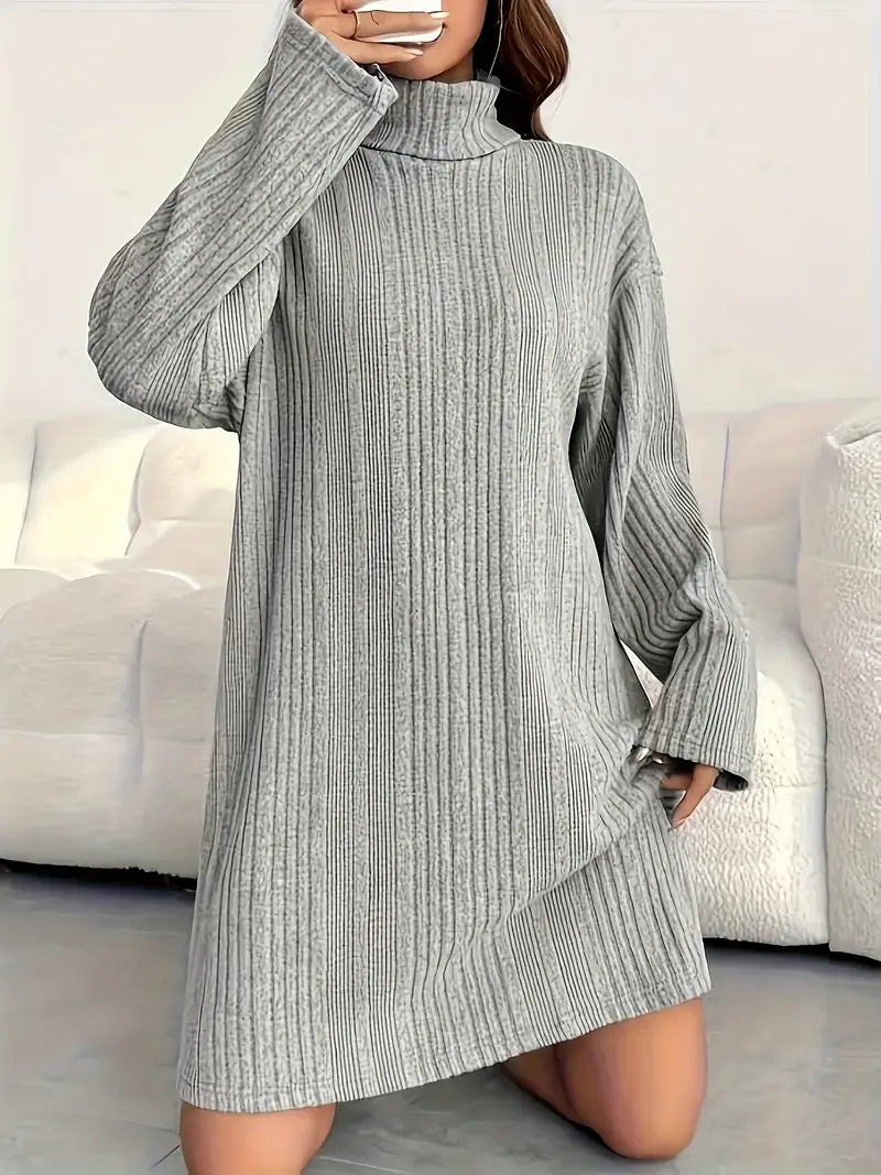 Elegante abito a collo alto con spalle cadenti