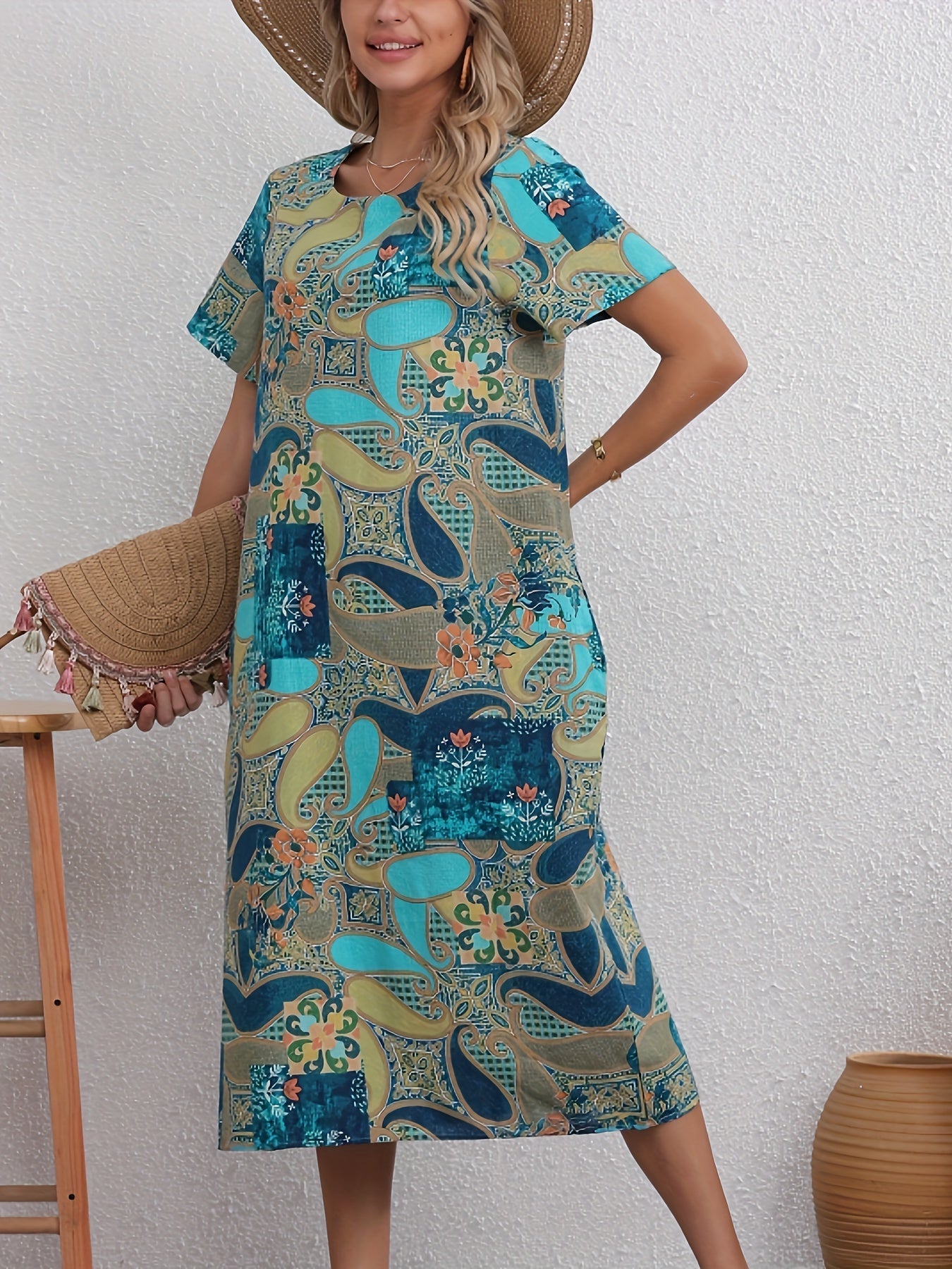 Elegante abito in lino con stampa floreale e borsa - leggero e arioso per l'estate