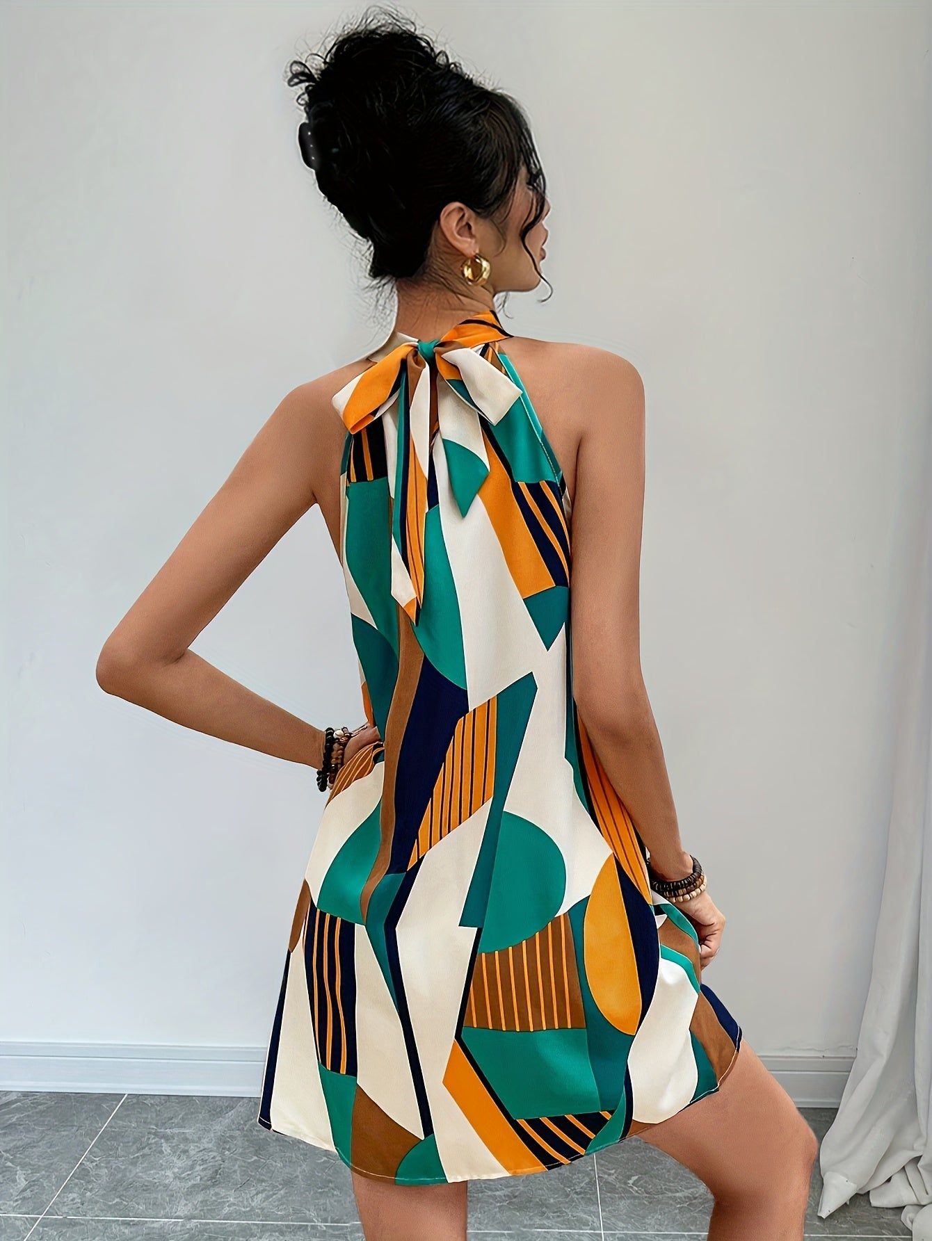 Elegante abito midi a motivi geometrici con accenti dorati