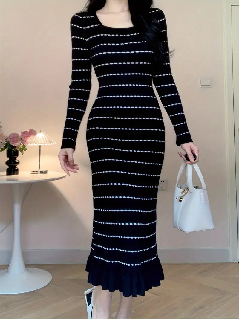 Abito in maglia con collo quadrato e bordo arricciato - Vestibilità lunga