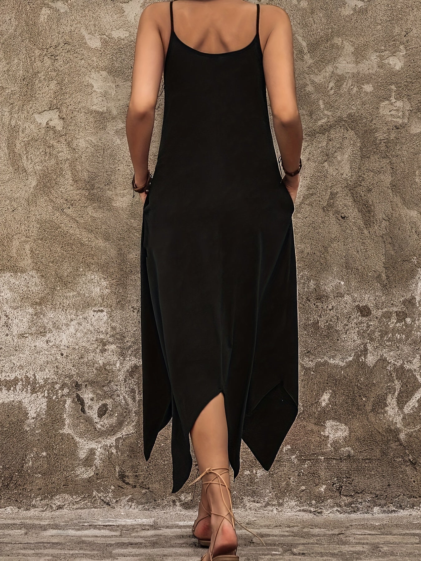 Abito con orlo asimmetrico e cinturino per gli spaghetti, casual e senza maniche