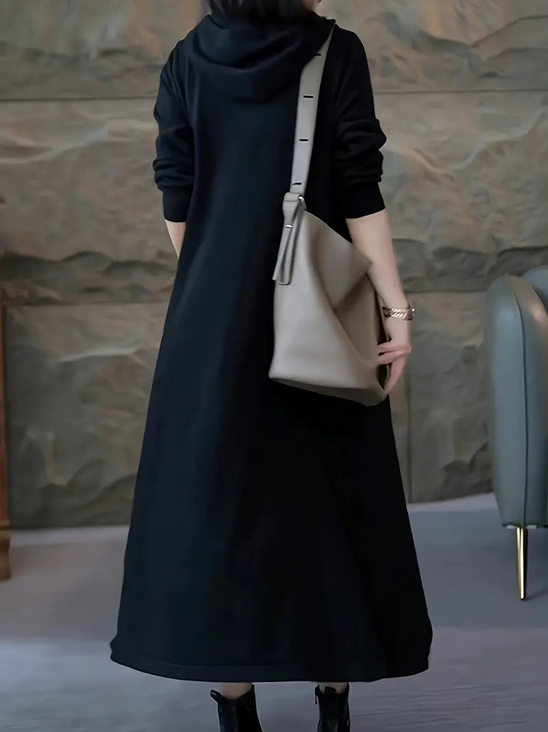 Elegante abito da donna in maglia con cappuccio - slim-fit, versatile ed elegante