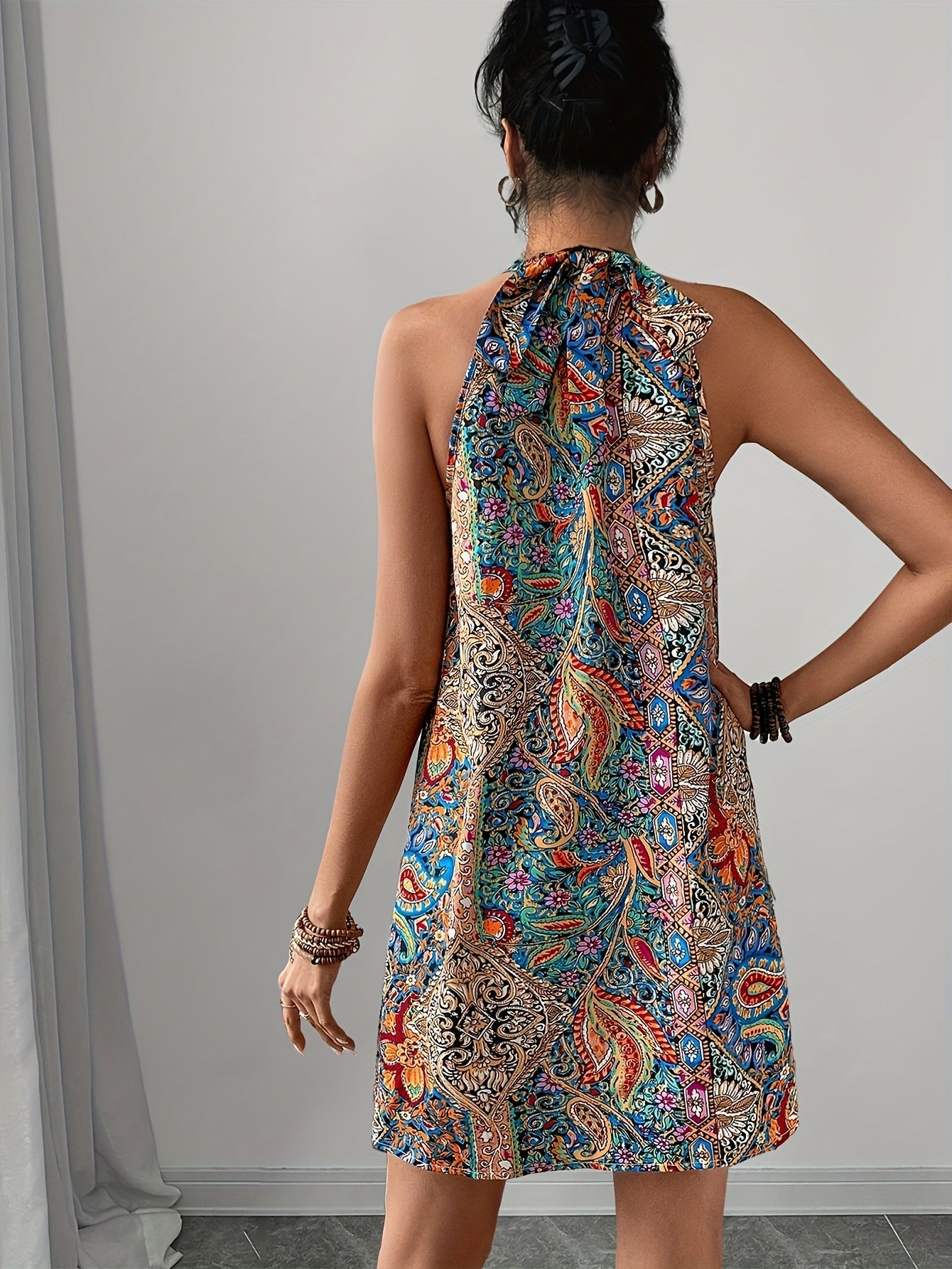 Elegante abito midi a motivi geometrici con accenti dorati