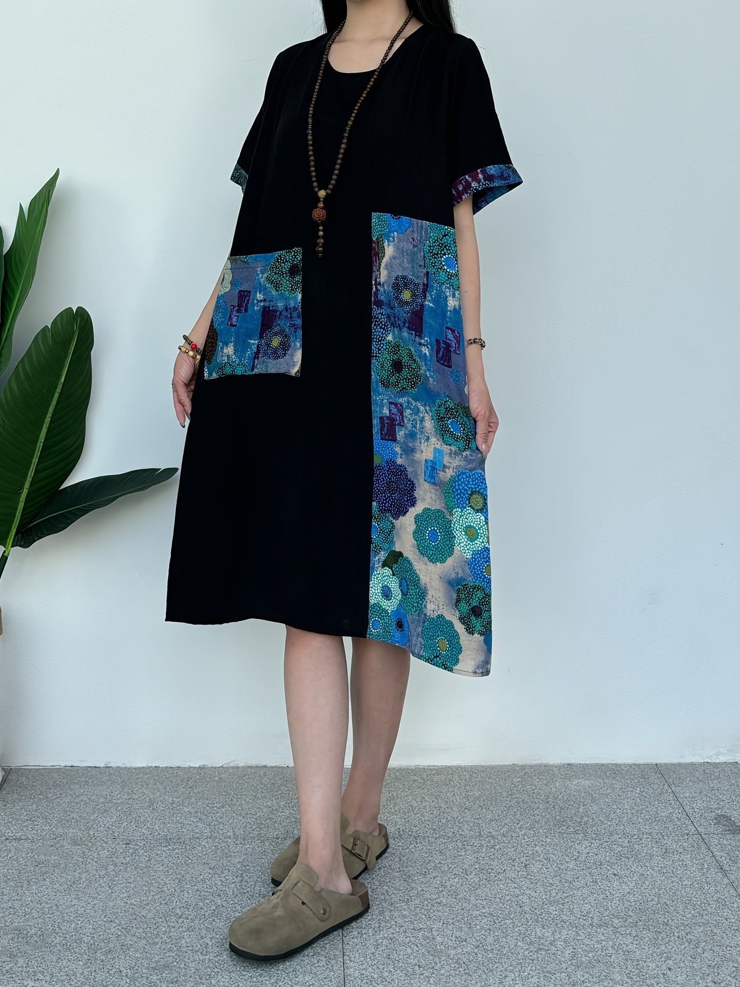 Abito da donna in lino plus size - a blocchi di colore, scollo rotondo, tasche, arioso e confortevole