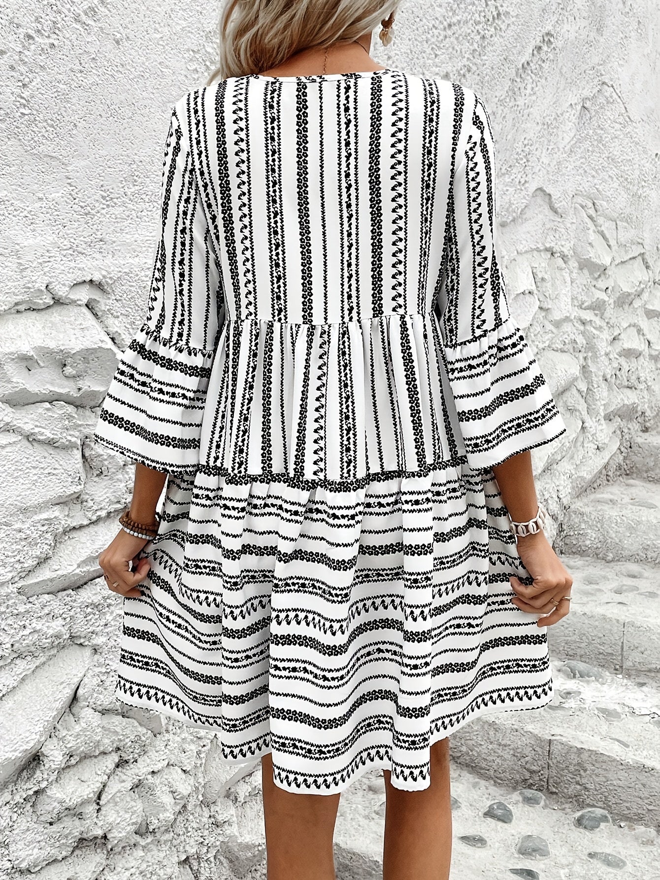 Abito estivo a righe - Abito lungo fino al ginocchio con scollo a V e maniche a 3/4