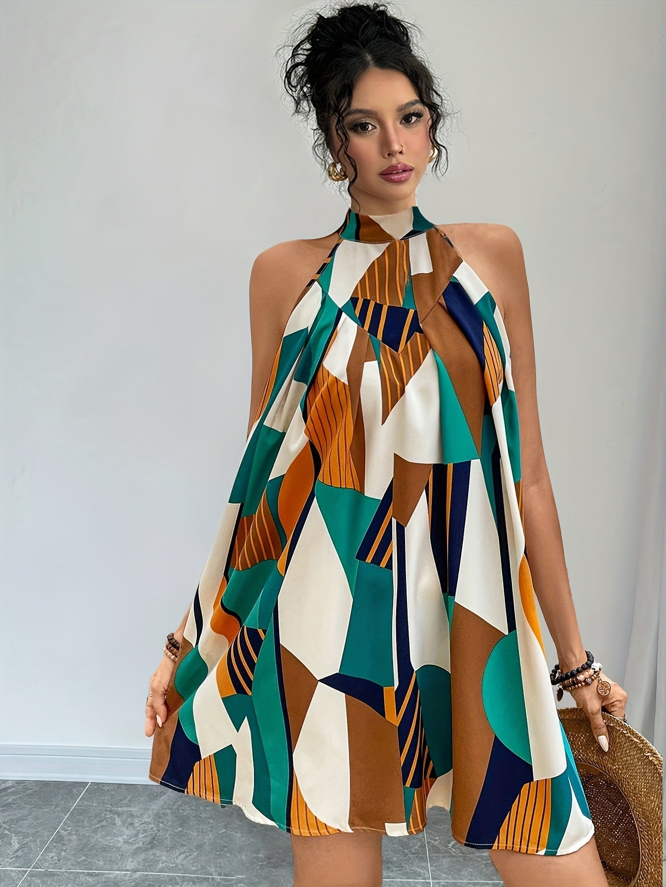 Elegante abito midi a motivi geometrici con accenti dorati