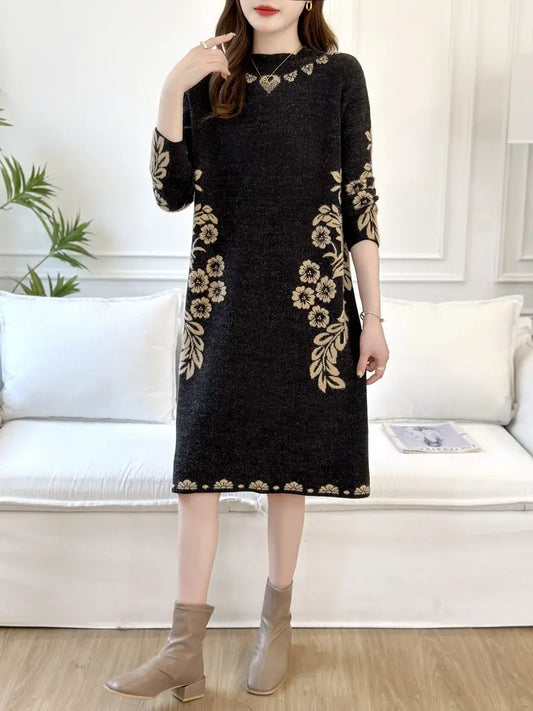 Elegante abito da donna in maglia di media lunghezza - snellente per l'autunno