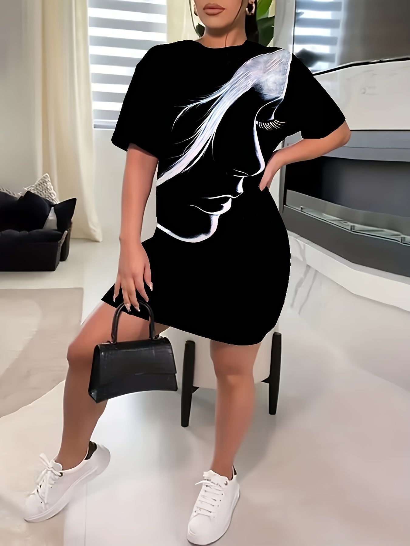 Abito estivo oversize con manica corta e scollo rotondo, mini abito con stampa di figura