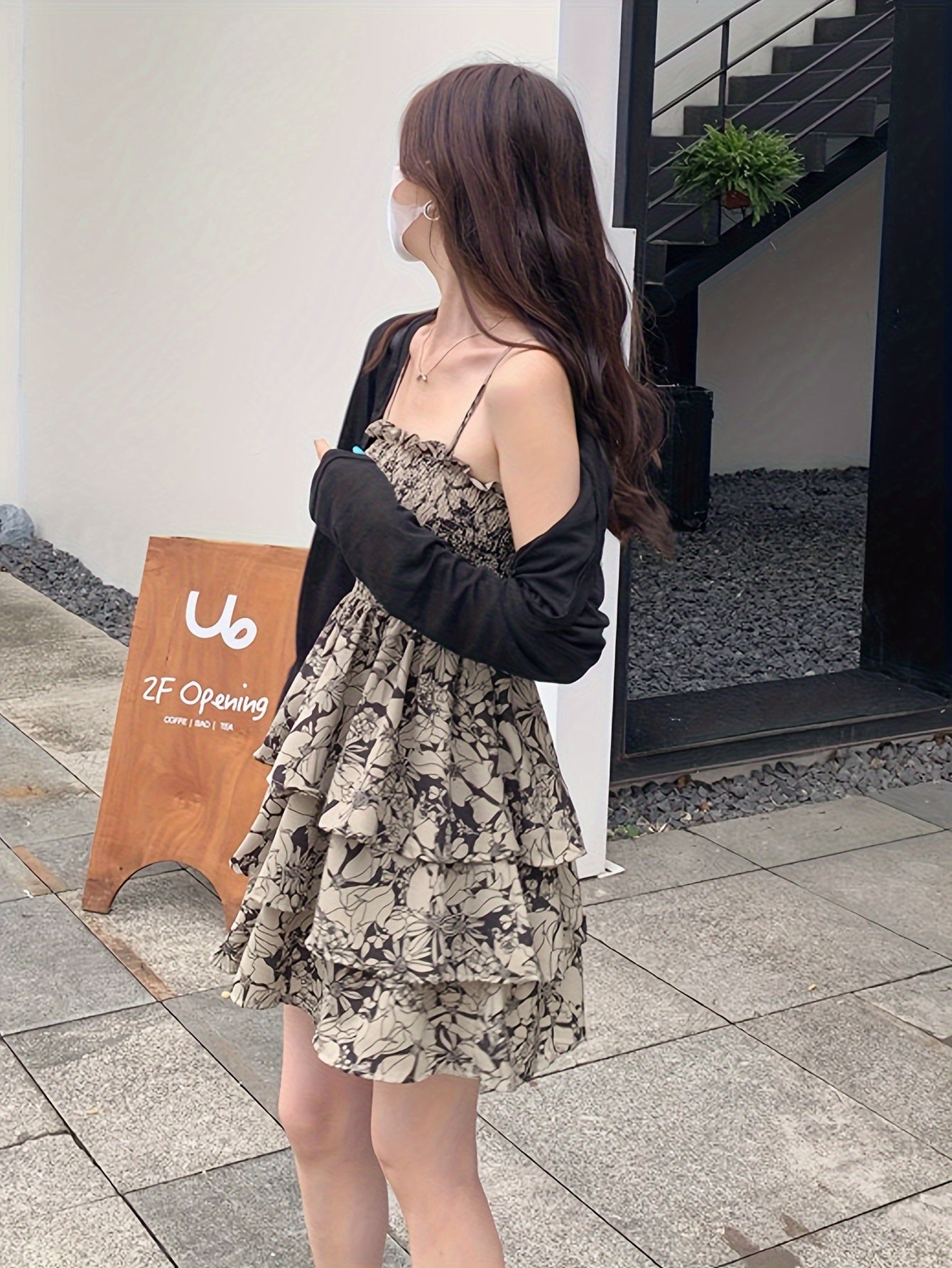 Abito estivo con motivo floreale - Abito a tracolla arioso, design slingback