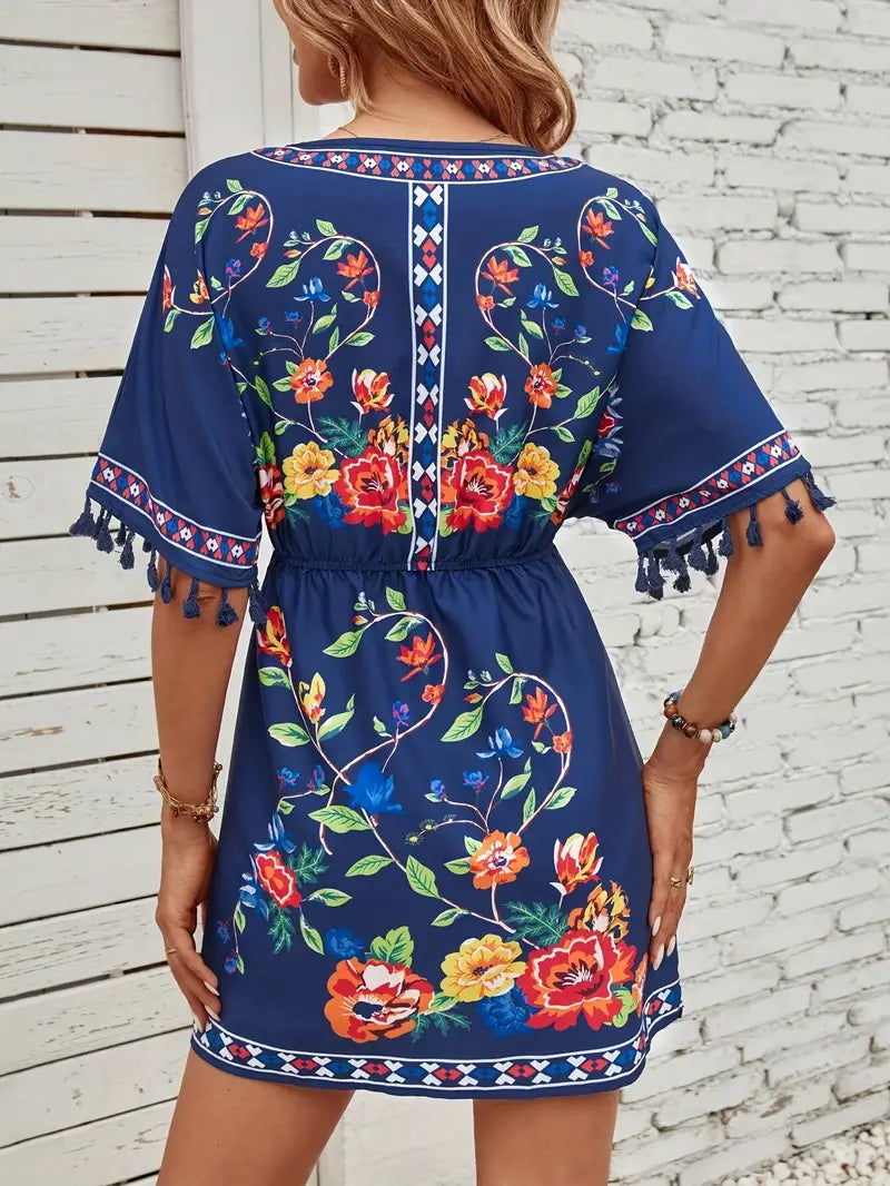 Elegante abito da donna con scollo a V e motivo floreale con nappe