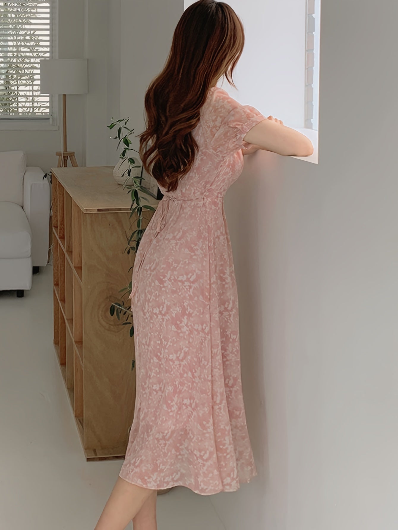 Elegante abito midi in chiffon con motivo floreale, scollo a V e maniche a sbuffo