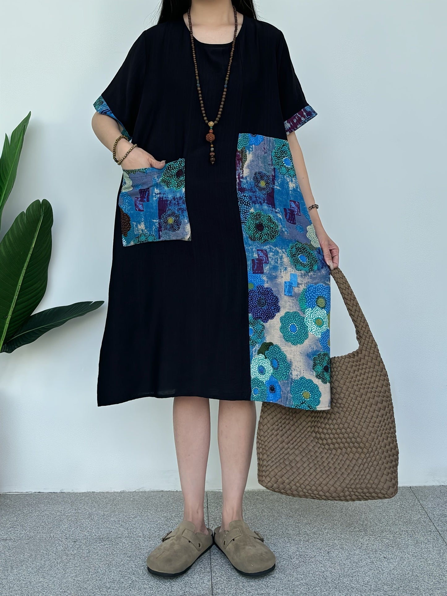 Abito da donna in lino plus size - a blocchi di colore, scollo rotondo, tasche, arioso e confortevole