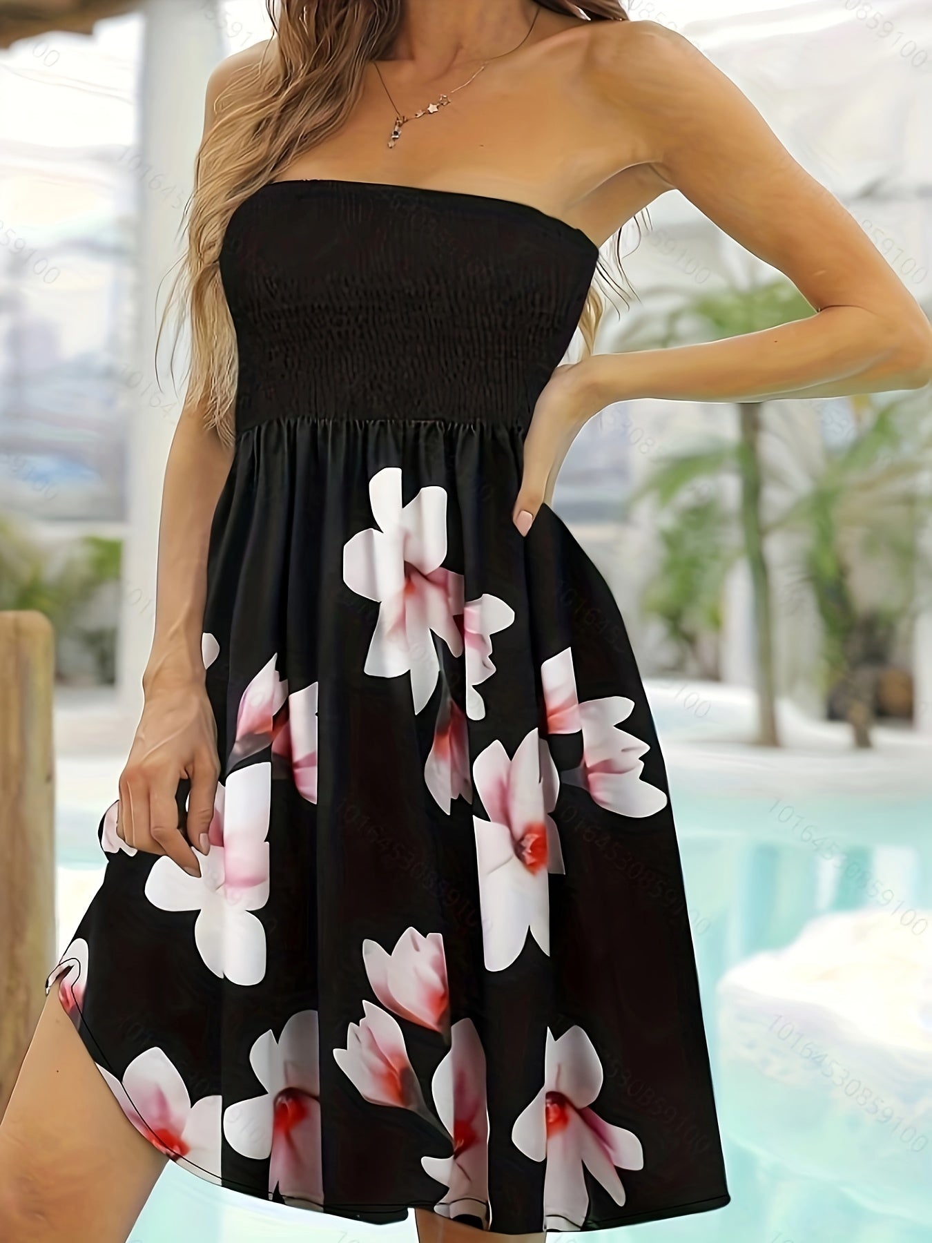 Abito elegante a tuba senza spalline e senza maniche con motivo floreale