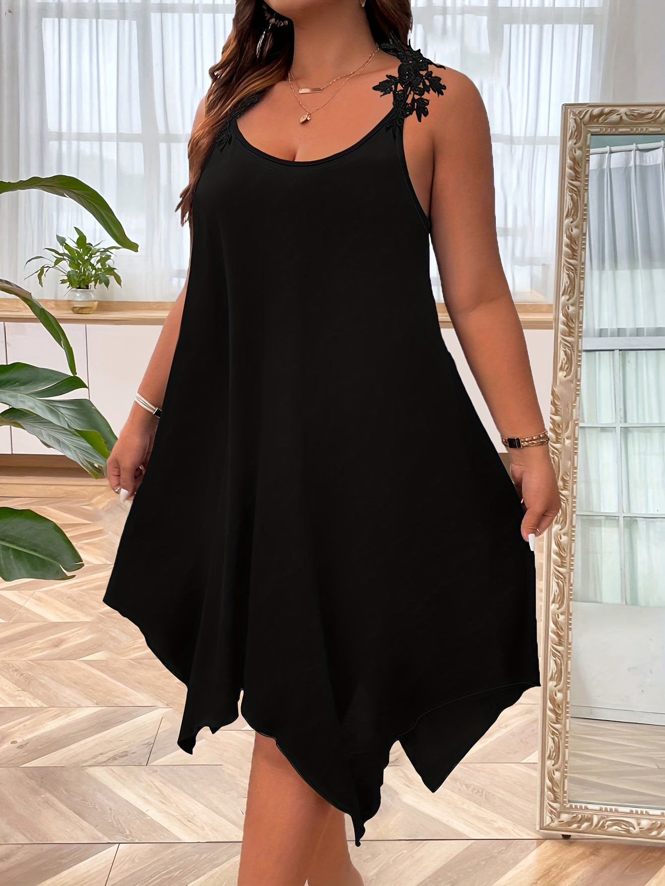 Elegante abito senza maniche - leggero, confortevole e arioso con orlo asimmetrico