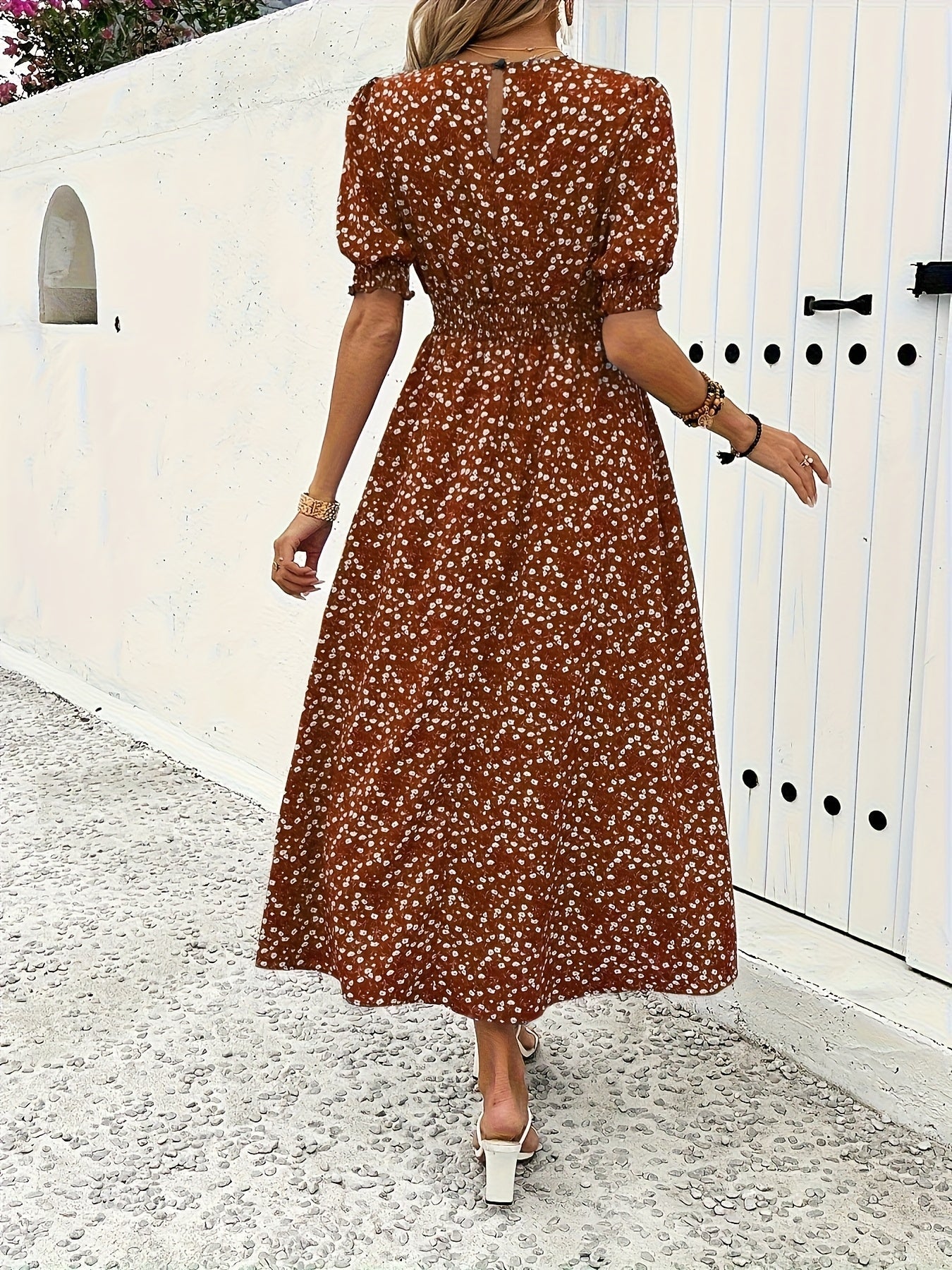 Elegante abito floreale, top aderente e gonna ampia