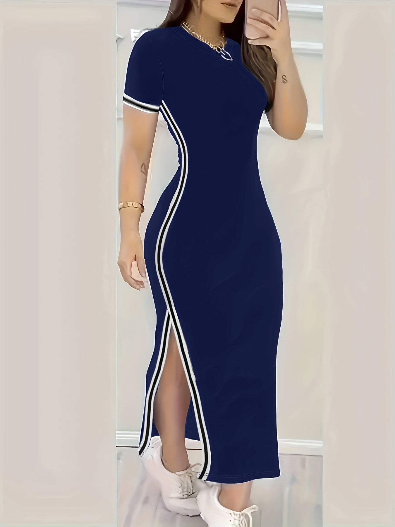 Elegante abito bodycon con orlo a contrasto - maniche corte e aderente alla figura