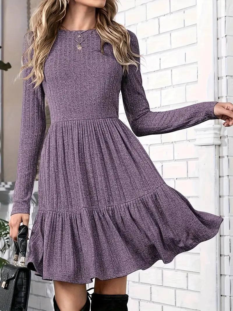 Abito semplice e senza tempo, con scollo rotondo e orlo increspato, che non lascia indifferenti.