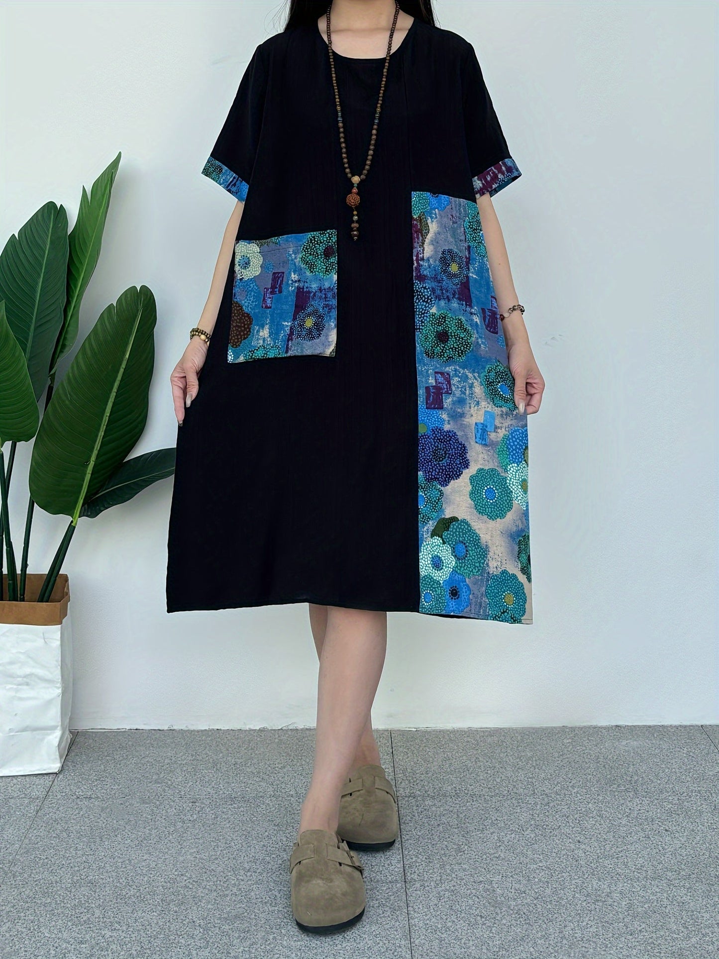 Abito da donna in lino plus size - a blocchi di colore, scollo rotondo, tasche, arioso e confortevole