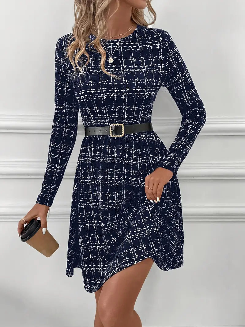 Abito a quadri con scollo rotondo e orlo svasato alla moda