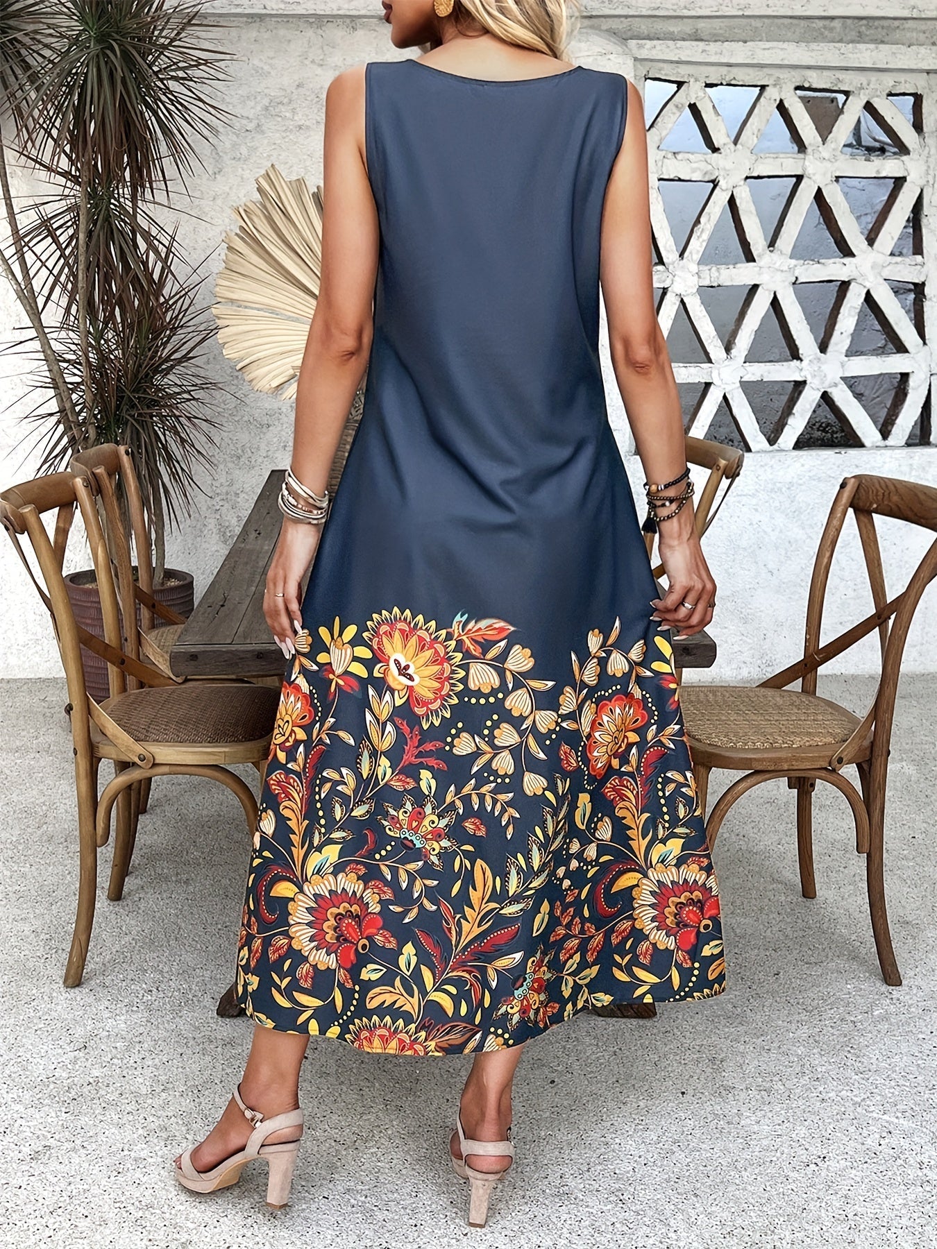 Maxi abito blu con motivo floreale Abito estivo senza maniche Look casual retrò