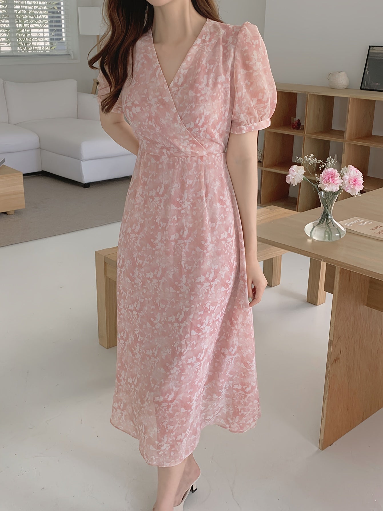 Elegante abito midi in chiffon con motivo floreale, scollo a V e maniche a sbuffo