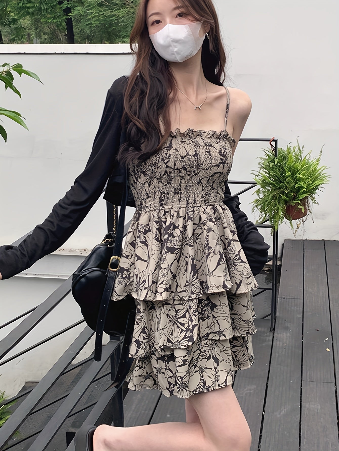 Abito estivo con motivo floreale - Abito a tracolla arioso, design slingback