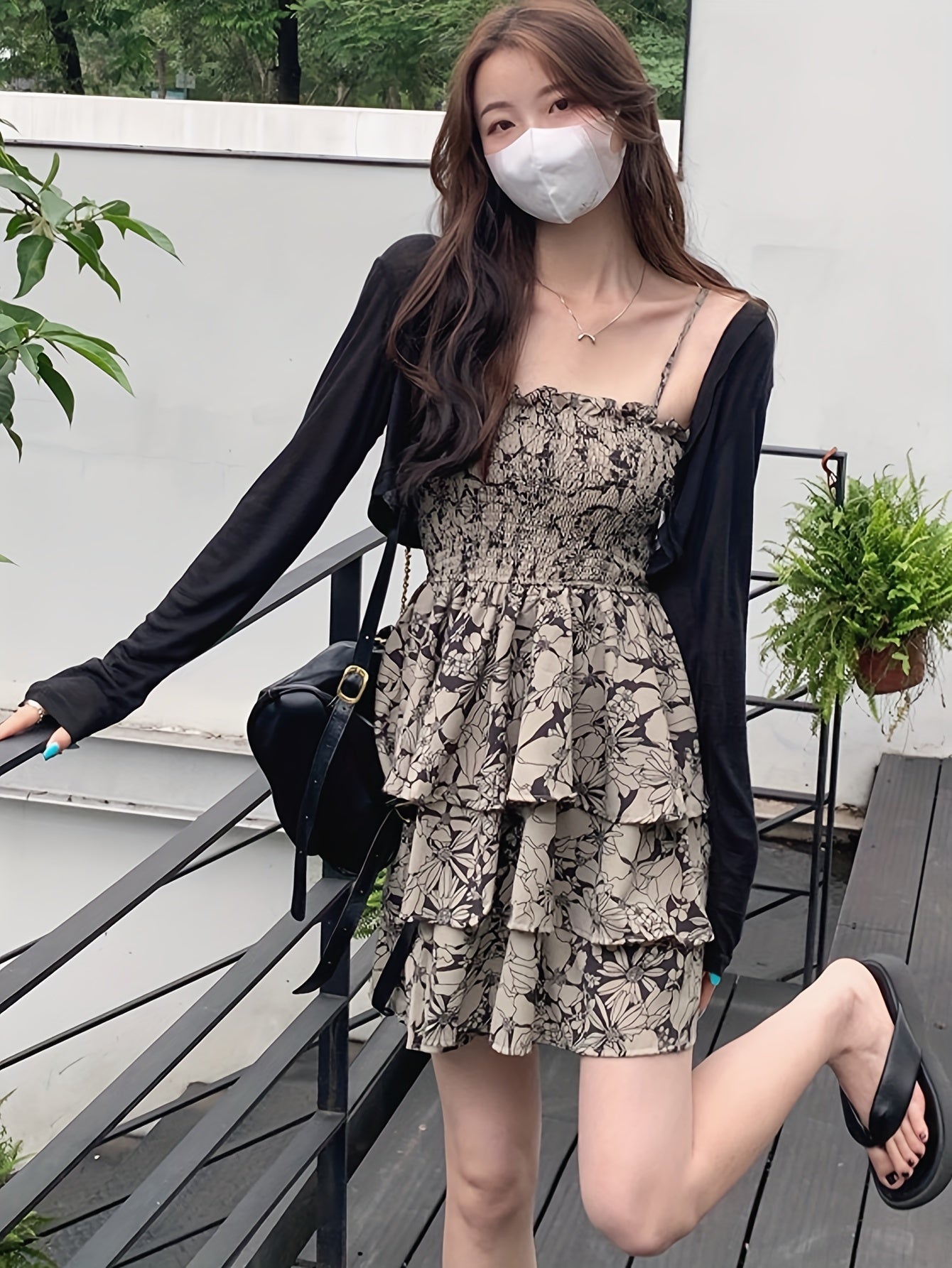 Abito estivo con motivo floreale - Abito a tracolla arioso, design slingback