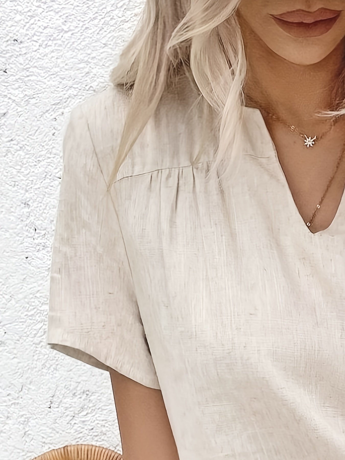 Abito a tunica casual - scollo a V, maniche corte, lunghezza al ginocchio e arioso misto lino per l'estate