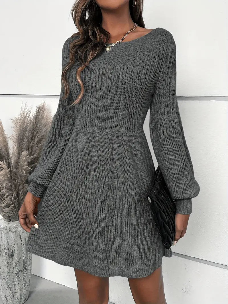 Accogliente abito a maniche lunghe con scollo rotondo e intramontabile motivo a lettere