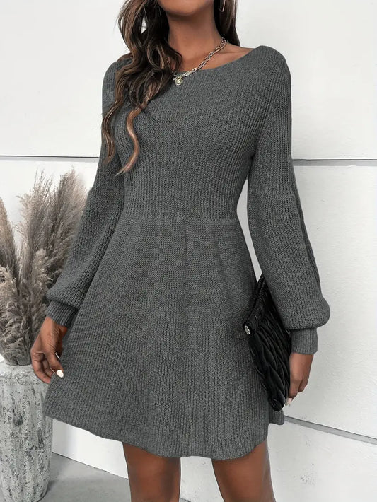 Accogliente abito a maniche lunghe con scollo rotondo e intramontabile motivo a lettere